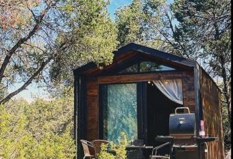 Bosque Diamante Caba  as allows 18 year olds to book a room