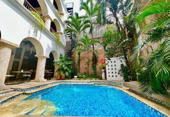 Mansi  n con suites, piscina, jacuzzi y rooftop has rooms with a private hot tub