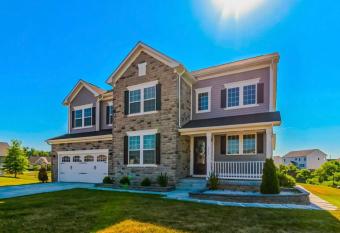 Luxury 4br Retreat Kitchen Grill Fireplace allows 18 year olds to book a room