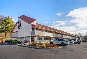 HomeTowne Studios by Red Roof Danville, PA allows 18 year olds to book a room