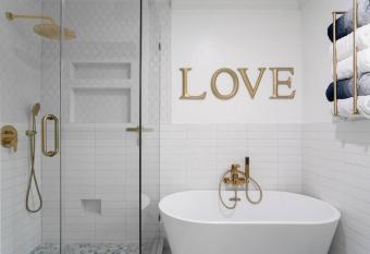 Pool - Fire Table - Propane BBQ - Smart TVs - 4 bd allows 18 year olds to book a room