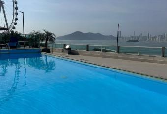 Roda Gigante, garagem e piscina has rooms with a private hot tub