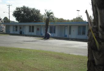 Royal Inn Motel allows 18 year olds to book a room