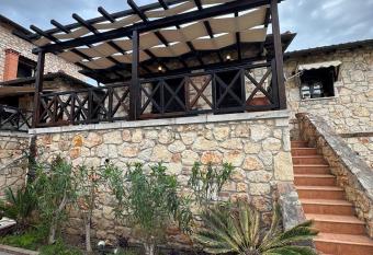 Stone House Psakoudia has rooms with a private hot tub