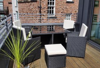 Campbell Square Apartment has Balcony rooms