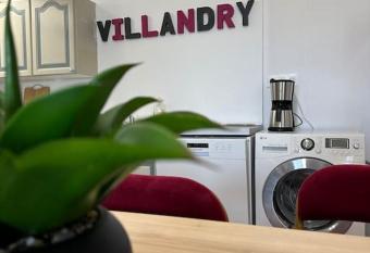 G  te de groupe proche du Ch  teau has Balcony rooms