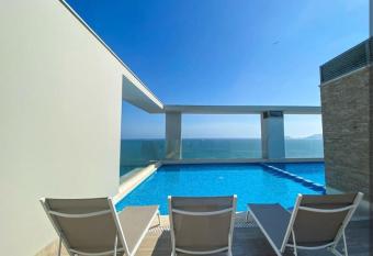 Alojamiento cerca Aeropuerto has rooms with a private hot tub