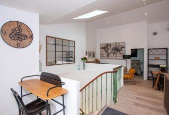 Les Tropeziennes de Libourne has Balcony rooms