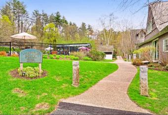 Blossom Brook Retreat-Elegant 1BR Condo allows 18 year olds to book a room