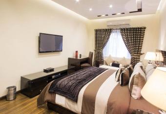 Royaute Luxury Suites and Hotel Gulberg Lahore allows 18 year olds to book a room