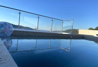 Villa LA PARISIENNE allows 18 year olds to book a room