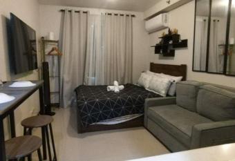 M&M Building 302 has Balcony rooms