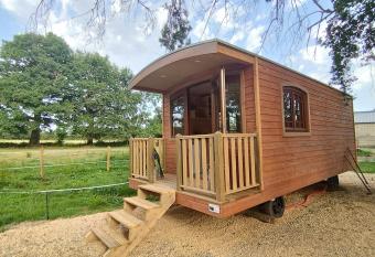 Roulotte tout confort    la ferme has Balcony rooms