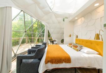 Timeless Luxe Dome - Mountain Views, Hot Tub, & Extra Amenities has rooms with a private hot tub