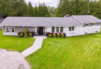 Deer Run Cottage- Golf Course cottage has rooms with a private hot tub