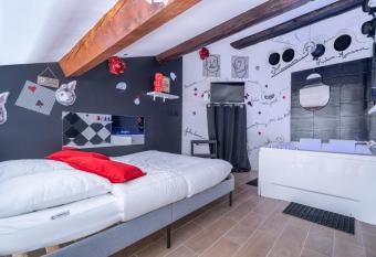 Le Poker Love Jacuzzi has rooms with a private hot tub