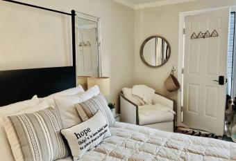 Beautiful Modern In-town Studio with Kitchenette has Balcony rooms