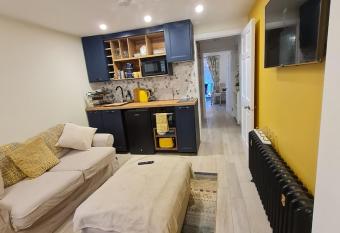 An Cuan Nook has Balcony rooms