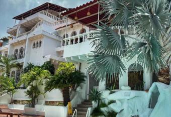 Calle11 hostal has Balcony rooms