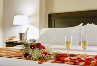 Hospedagem e voo tur  stico has rooms with a private hot tub