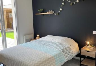 Villa au c  ur du bassin has Balcony rooms