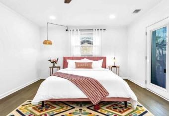 Modern & Cozy Home mins to Decatur Sq & DT Atlanta has Balcony rooms