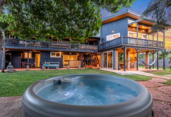 King Room-Mangolani Inn has Balcony rooms