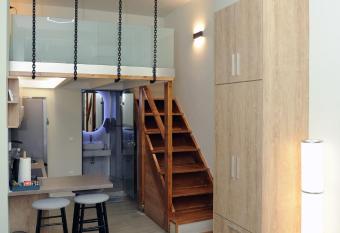 Thymios loft has rooms with a private hot tub