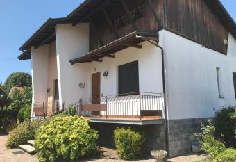 Villetta con taverna, palestra, lavanderia, giardino has Balcony rooms