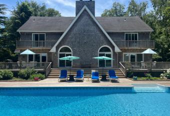 Hamptons Style North Fork Chill has Balcony rooms