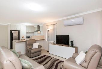 Serene Oasis - 3 Bedroom Getaway has Balcony rooms