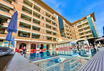 AMH Hotel Durres allows 18 year olds to book a room