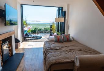 Beach House Hot Tub Getaway has rooms with a private hot tub