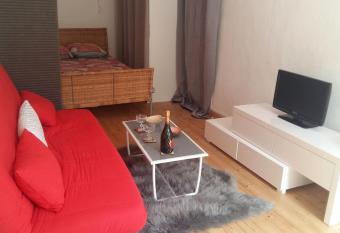 Studio SAM SUFIT rez de jardin centre ville Toulon has Balcony rooms