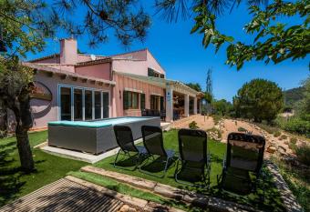 Aires Del Tomir has Balcony rooms