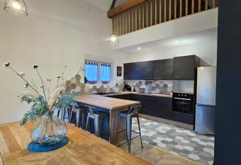 Maison atypique c  ur de ville 9 couchages has Balcony rooms