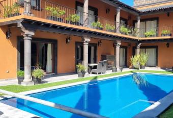 Villa Serena has rooms with a private hot tub