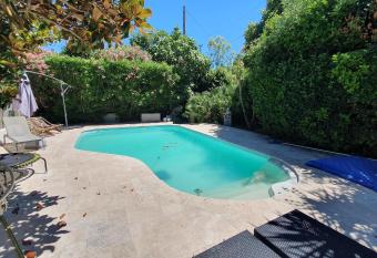 Villa T2 avec piscine has rooms with a private hot tub