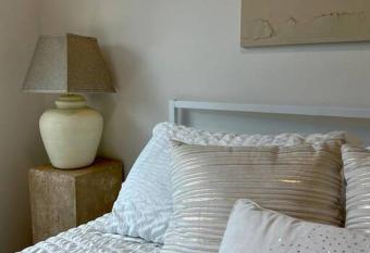 Stylish Downtown Studio has rooms with a private hot tub