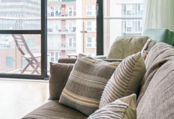 Stylish 2 Bedroom City Centre Apartment has Balcony rooms