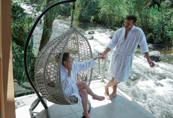 Saguamby Mindo Lodge has rooms with a private hot tub