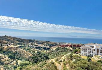 Atico Sitio de Calahonda - Mijas has rooms with a private hot tub