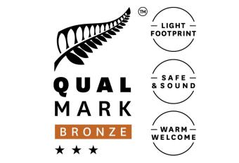 Centennial Court Hotel has rooms with a private hot tub