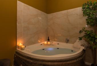 Chateau Tel Aviv Center has rooms with a private hot tub