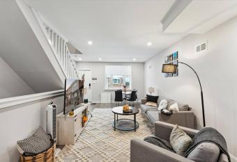 3BR South Philly House Mins away from Stadiums has Balcony rooms