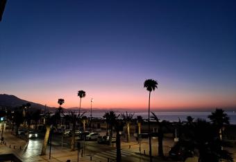 Suite de lujo en primera l  nea allows 18 year olds to book a room