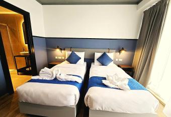 South32 Hotel has Balcony rooms