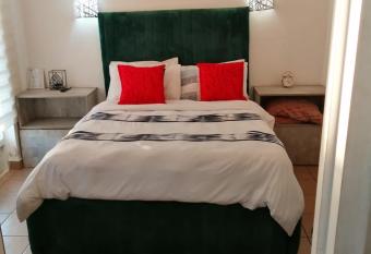 Bed and Breakfast Airport lodge has Balcony rooms