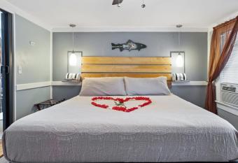 Mount Washington by Day Hot tub by night #2 has rooms with a private hot tub