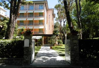 Hotel Mediterraneo allows 18 year olds to book a room